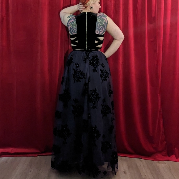 Two-piece black velvet and blue tulle prom dress by Blondie Nites - size 7 - Picture 4 of 9